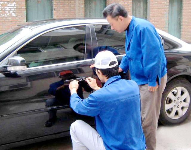 隆子汽车钥匙丢在车里面怎么办?